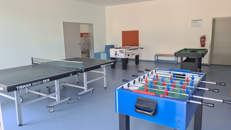 Kickerraum mit Tischtennisplatte und Billardspiel